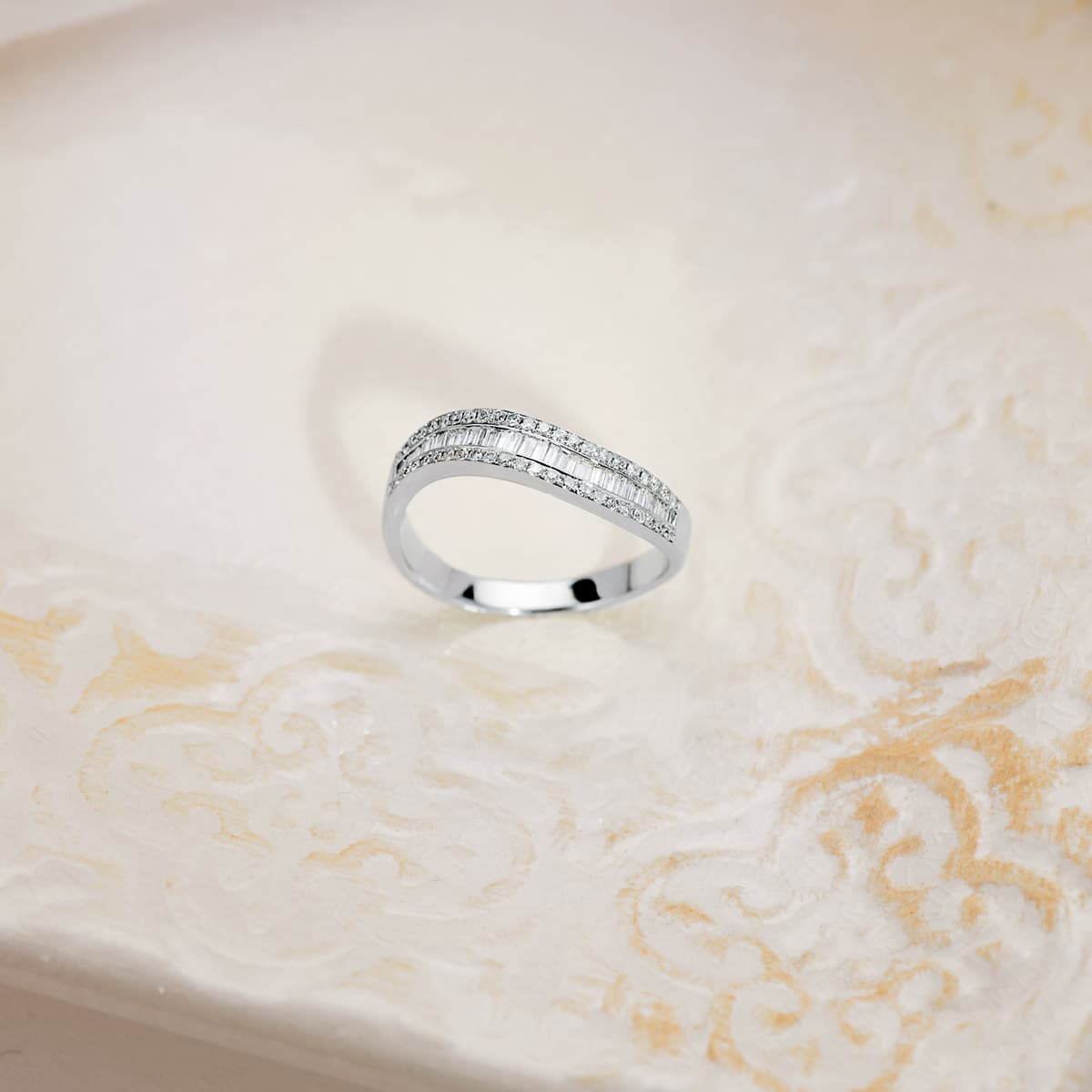 18K White Gold Ring with Diamond