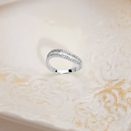 18K White Gold Ring with Diamond