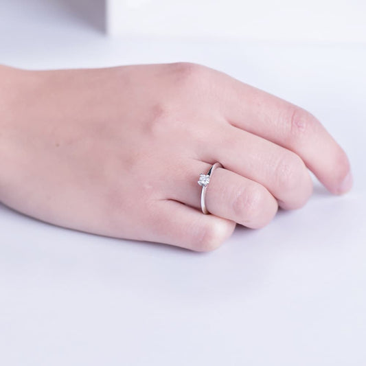 18K White Gold Solitaire Ring with Diamond