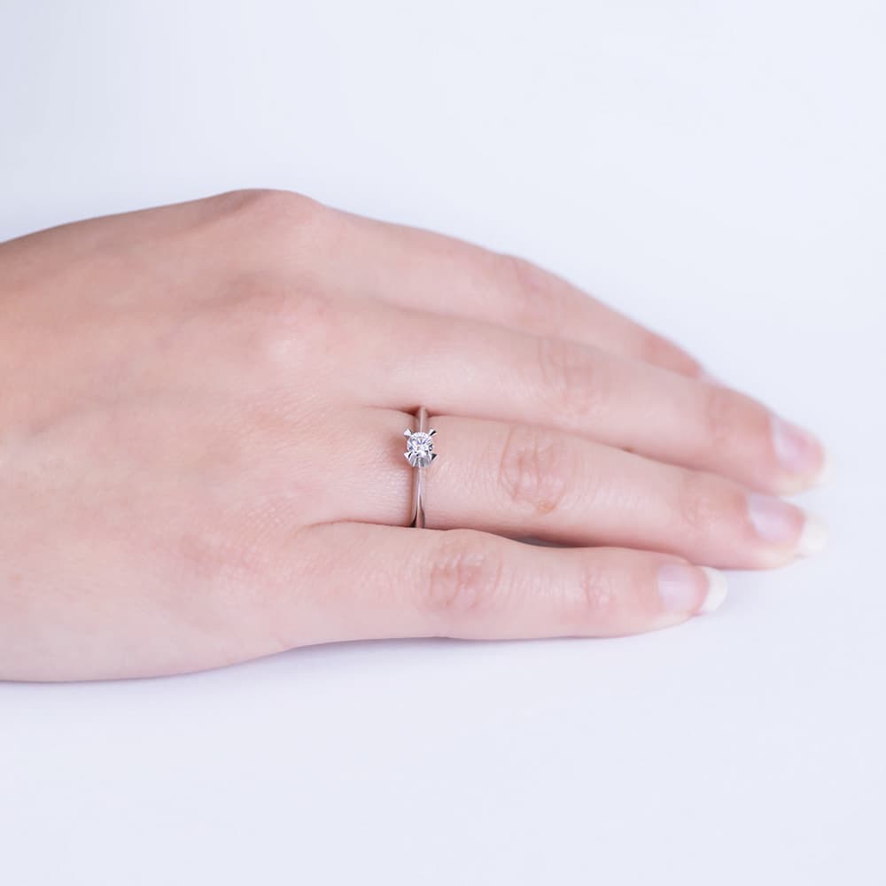 18K White Gold Solitaire Ring with Diamond
