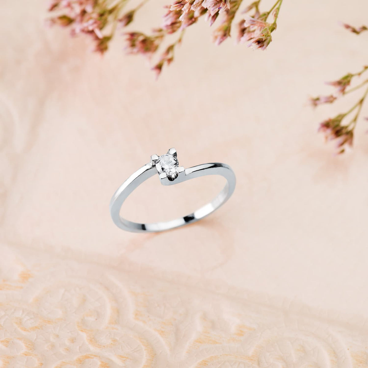 18K White Gold Solitaire Ring with Diamond