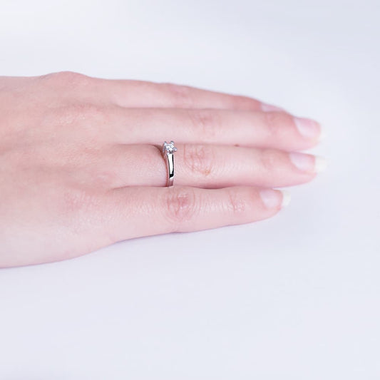 18K White Gold Solitaire Ring with Diamond