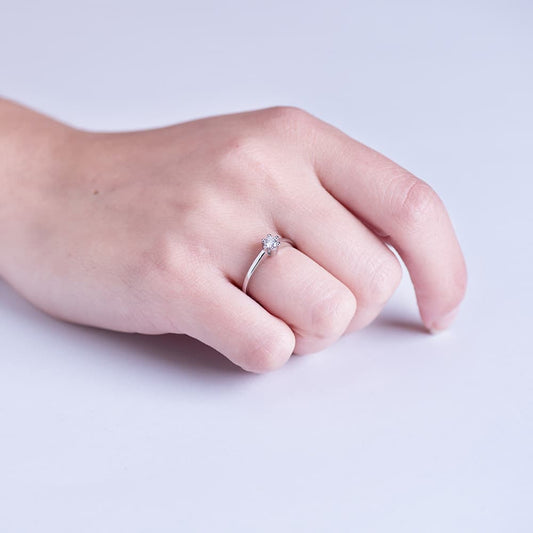 18K White Gold Solitaire Ring with Diamond