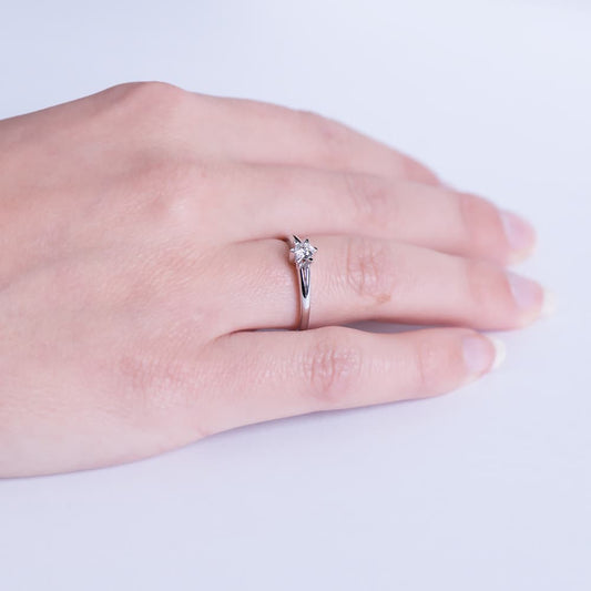 18K White Gold Solitaire Ring with Diamond