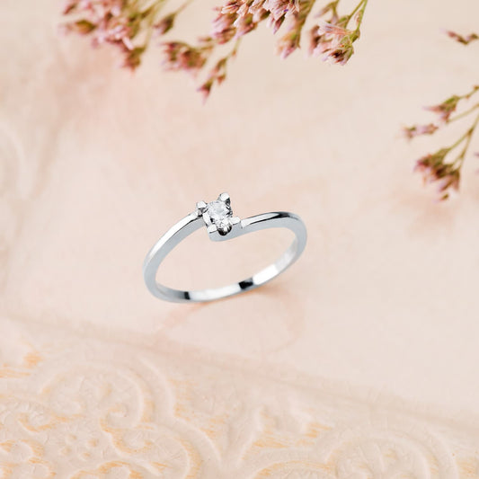 18K White Gold Solitaire Ring with Diamond
