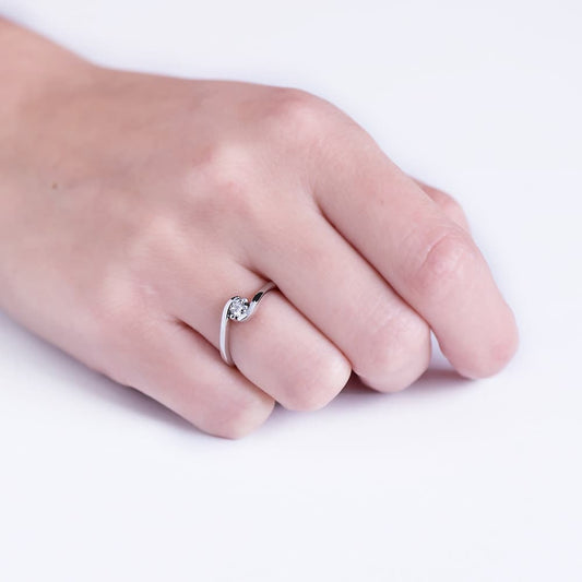 18K White Gold Solitaire Ring with Diamond