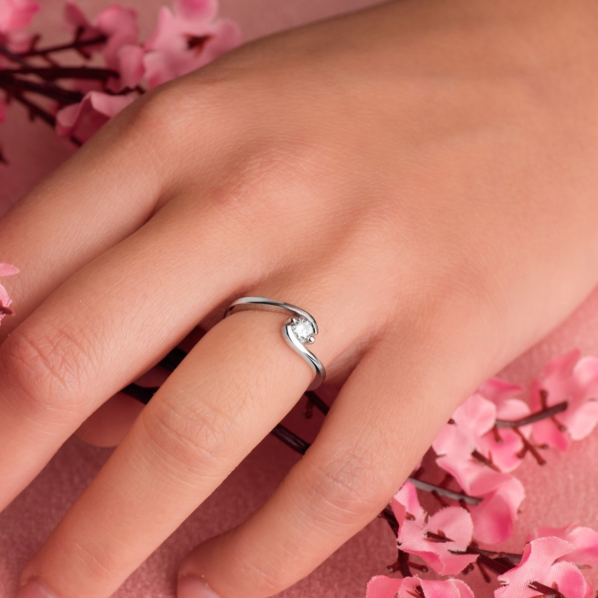 18K White Gold Solitaire Ring with Diamond