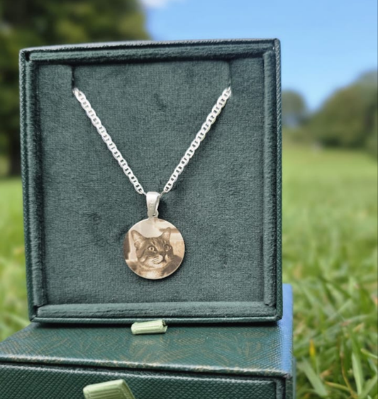 Sterling Silver Cat Portrait Pendant – 20 mm Round