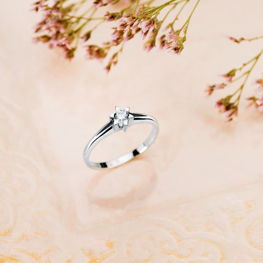 18K White Gold Solitaire Ring with Diamond